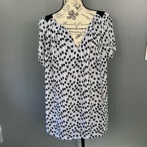 Worthington black and white v-neck short sleeve patterned blouse